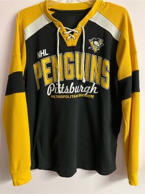 Pittsburgh Penguins Men’s Pullover Lace Up Hockey Shirt, Medium, Black/Yellow